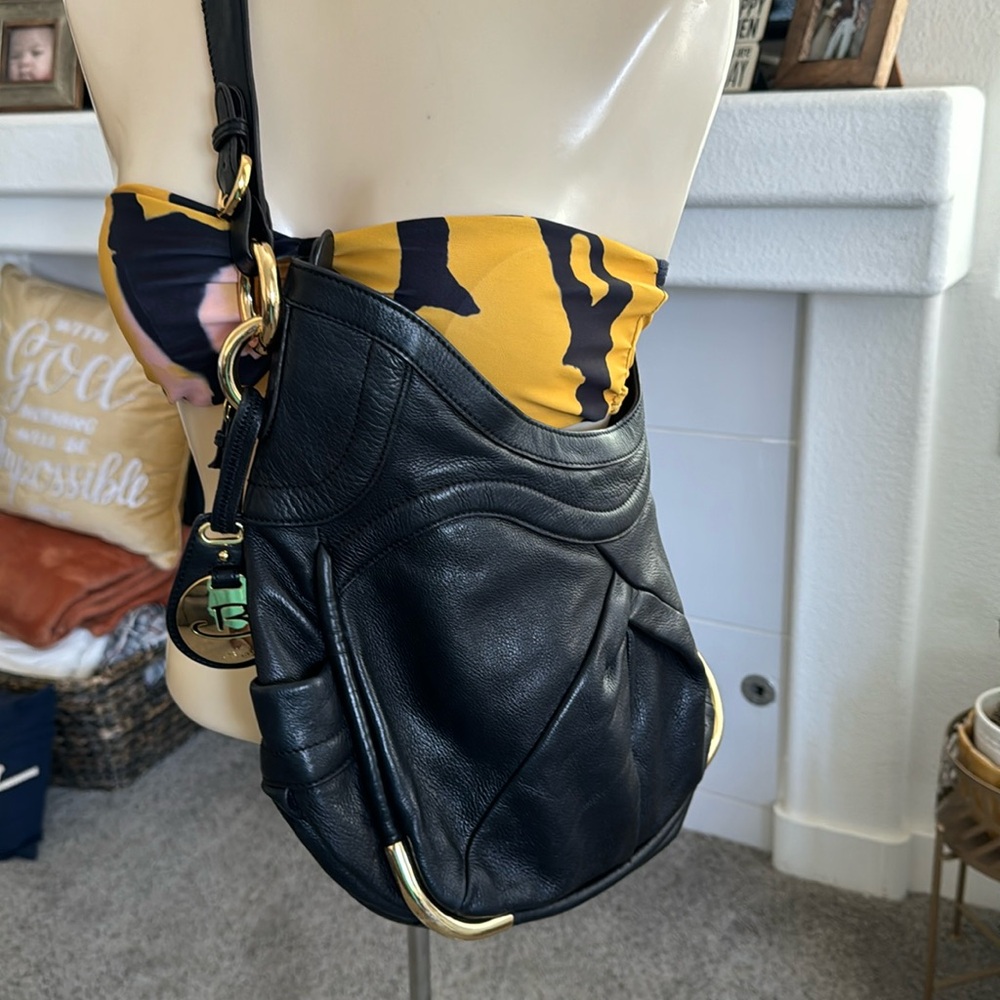 Beautiful B Makowsky leather bag in black with gold hard ware. Leather is great!